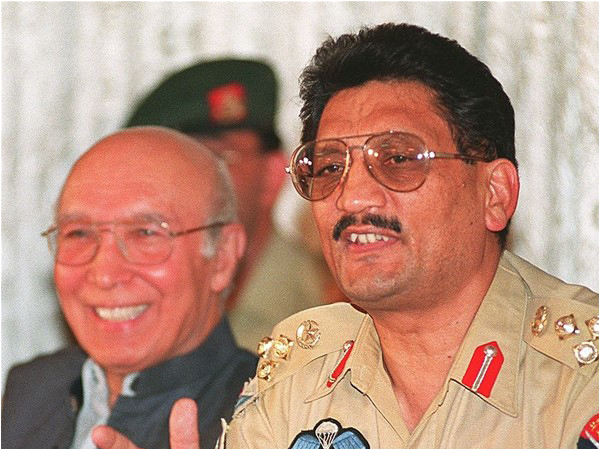 Pakistan's military spokesman Brigadier Rashid Qureshi (R) along with foreign minister Sartaj Aziz (L) speaks at a press conference after the meeting of Directors General of Military Operations (DGMOs) of India and Pakistan, in Islamabad 11 July 1999